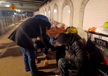 Los Ángeles de la Noche proveyéndole ayuda a los desamparados en Bronx, Nueva York