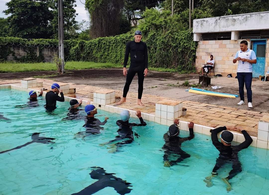 Menores infractores reciben clases de natación en Río de Janeiro, Brasil2 min read