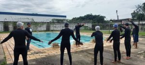 Menores infractores reciben clases de natación en Río de Janeiro, Brasil