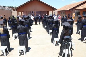 60 mujeres graduadas de un curso de formación profesional en el estado de Paraná, Brasil