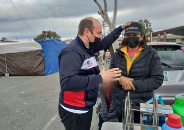 Dando una palabra de auxilio en Long Beach, California